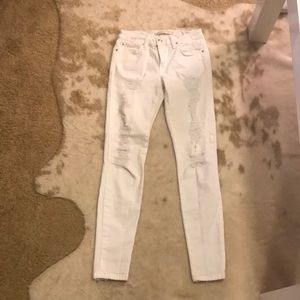 Joe’s ripped white The Icon Ankle mid rise jean 26